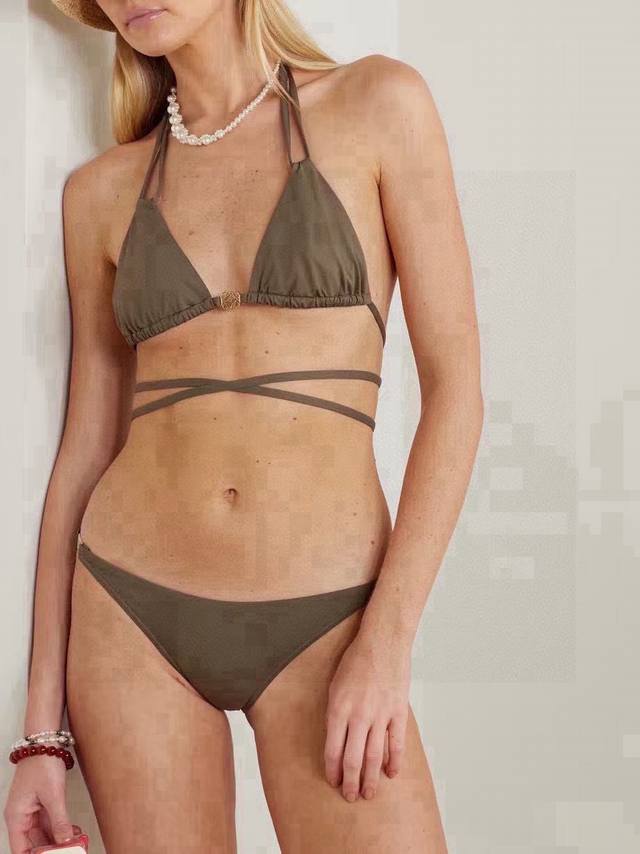 New Split-Piece Swimsuit With Matching Hardware Suitable For A Variety Of Scenar