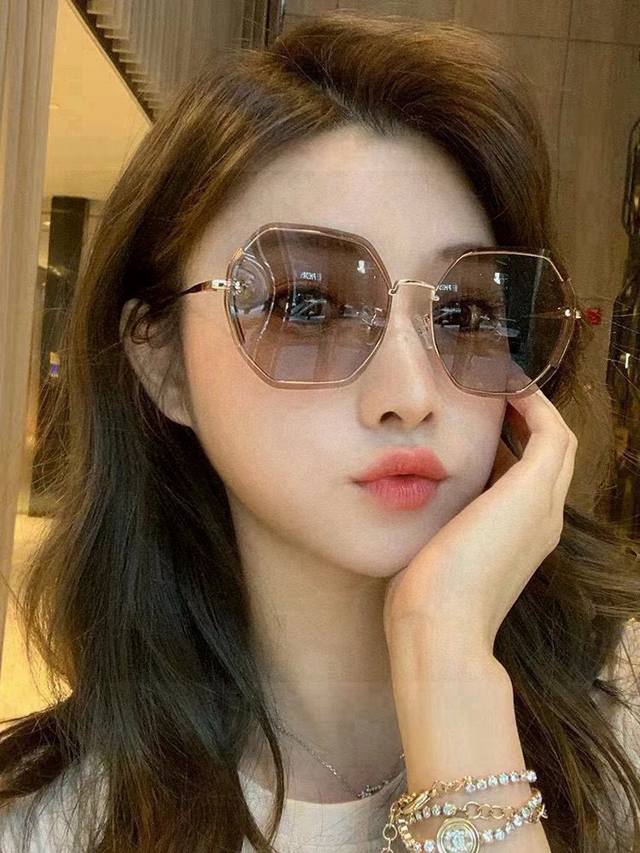 New Chanel Chanel Sunglasses Interpret The Latest Spring And Summer Glasses With