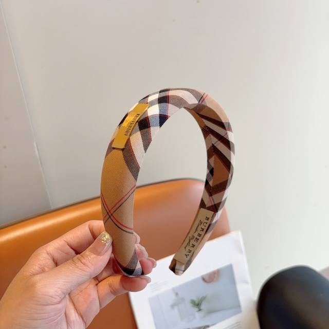 With Packaging Burberry's New Autumn And Winter Classic Headband, Fabric Details