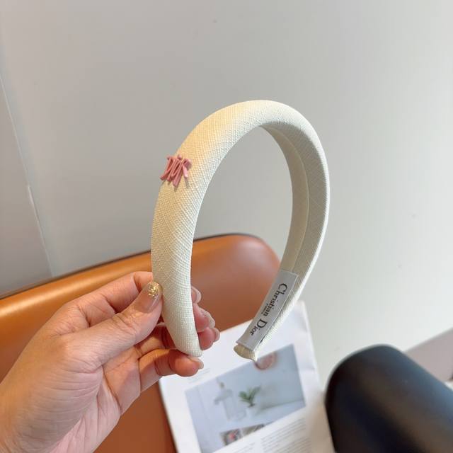 With Packaging Dior's New Wide-Brimmed High-End Brand Headband, The Popular Anti