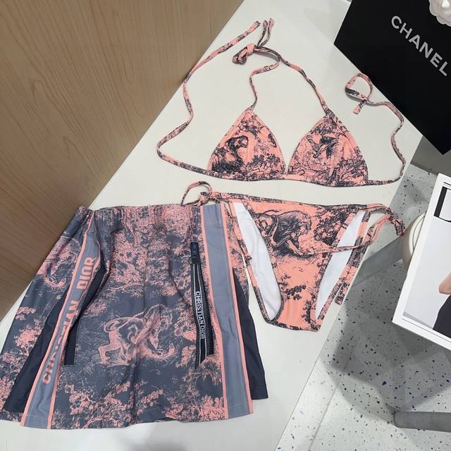 Dior Swimsuit Three-Piece Set Is So Beautiful That It Is Hard To Capture Its Bea