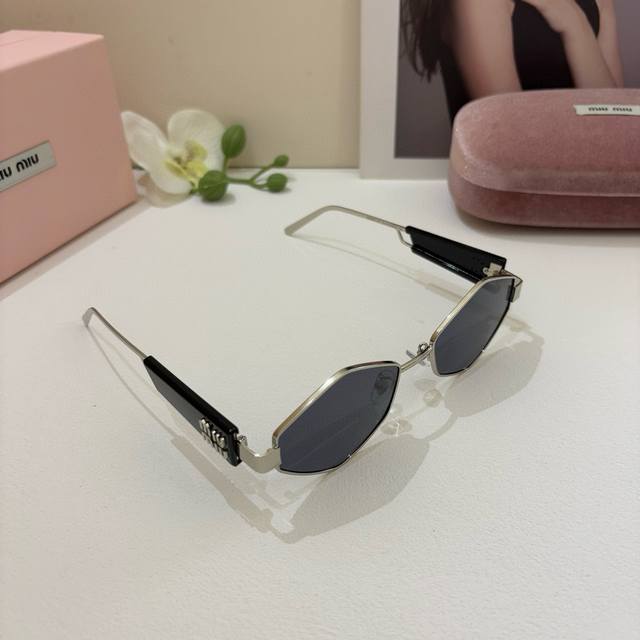 miumiu New Sunglasses For Women, High-End Sun Protection, Small-Frame Metal G