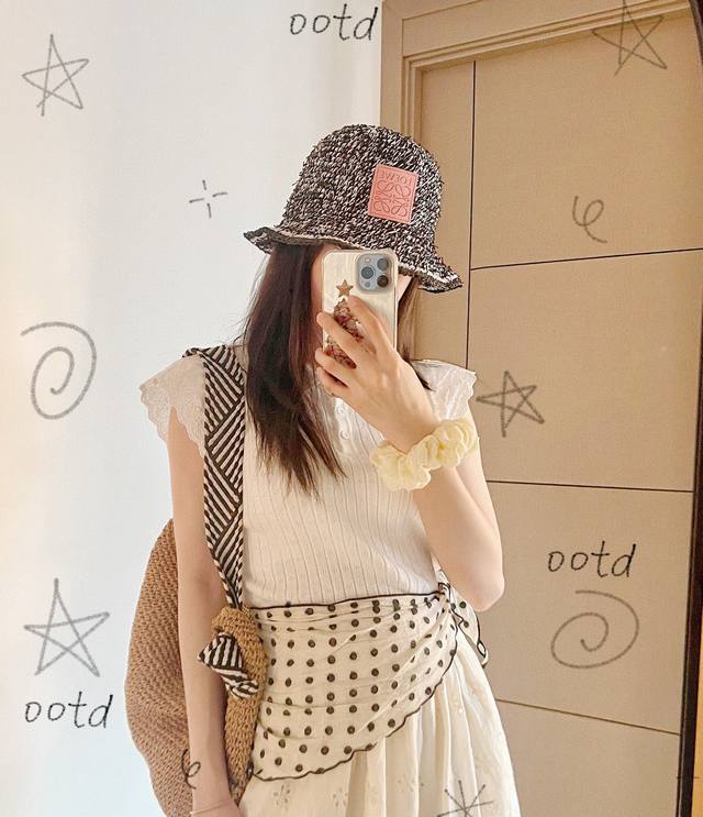 Comes With A Dust Bag Loewe's 2025 New Colorful Tassel Holiday Style Bucket Hat