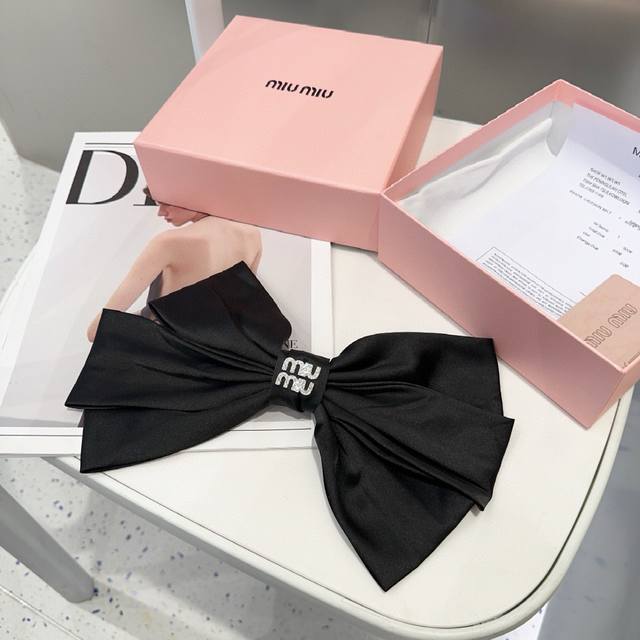 With Packaging Box Miumiu's New Spring Top Clip Is Simple And Elegant, Full Of C