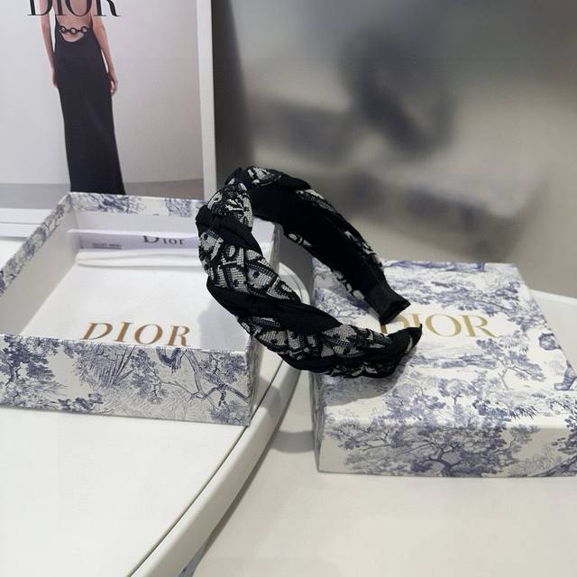 With Packaging Box Dior's New Headband Is Very Beautiful, Fashionable And Versat