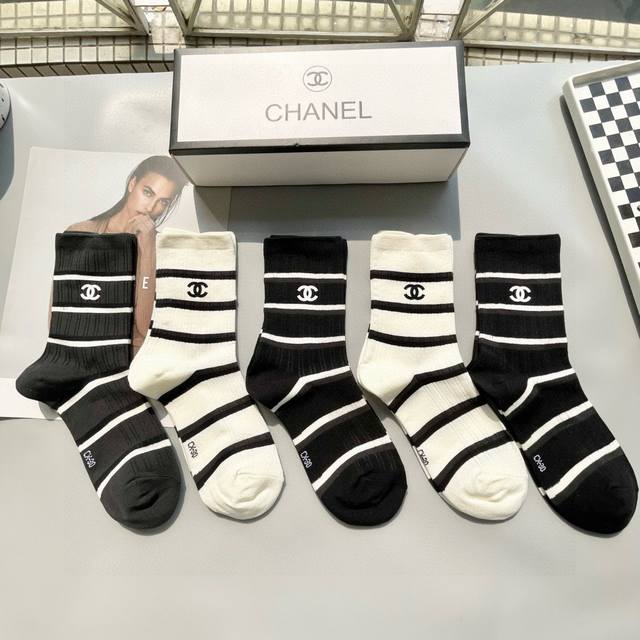 Comes With Packaging. One Box Contains Five Pairs Of Chanel. These Are The Hotte