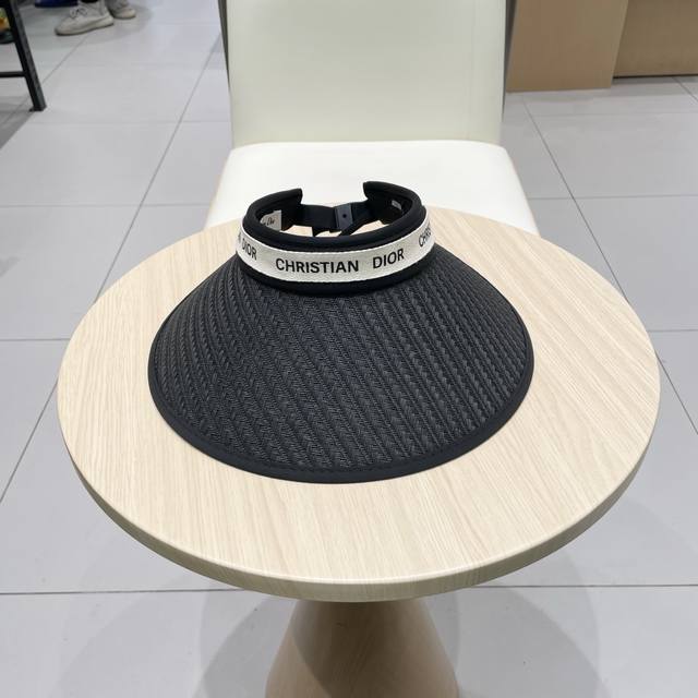 Dior's New Hollow Hat A Sun Hat You Will Love At First Sight In Summer, You Need