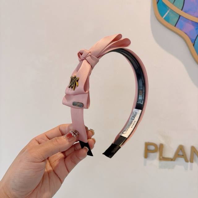 With Packaging Dior's New Wide-Brimmed High-End Brand Headband, The Popular Onli