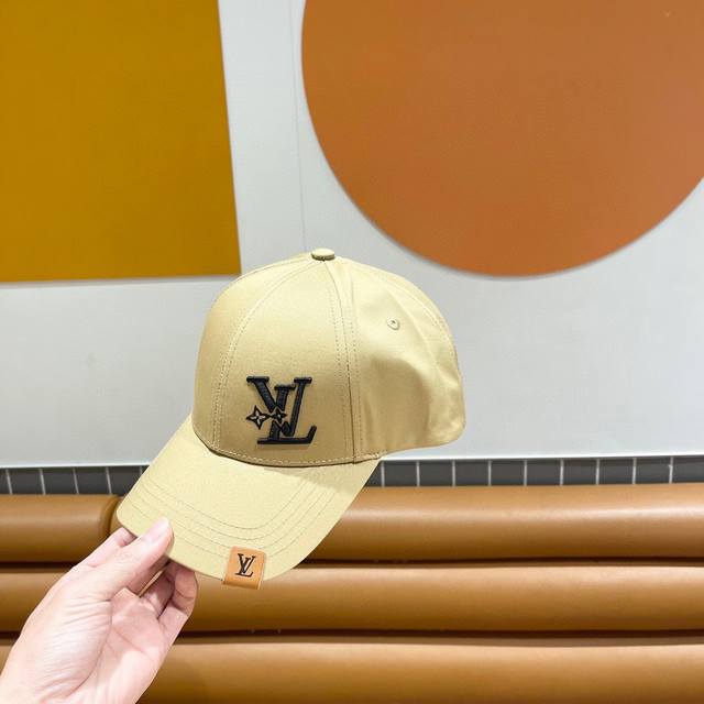 lv New Style Duckbill Cap High Quality Baseball Cap Black, White And Brown Th