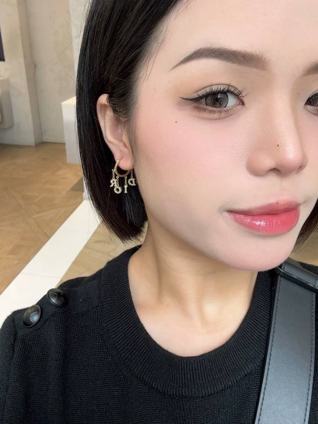 High Quality Details As Shown In The Picture Ld Full Diamond Letter Earrings Zp4