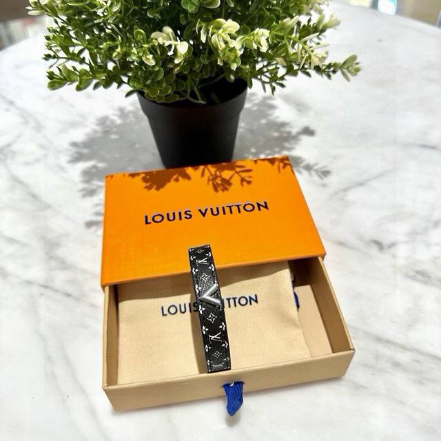 With Pictures Original Packaging Louis Vuitton Official Website M8085E Lv Iconic