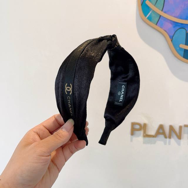 With Packaging Chanel Chanel's New Exquisite Letter Wide-Brimmed Headband Retro