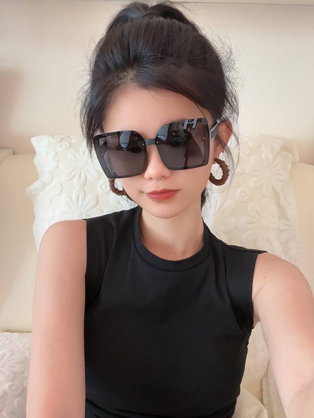 Fendi 2025 Spring New Trend Hot Fashion Square Frame Polarized Sunglasses High Q