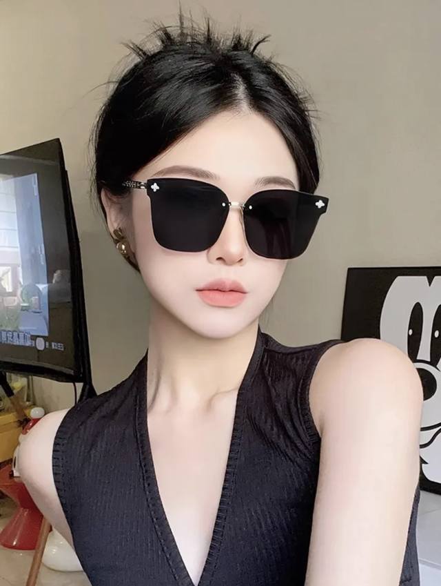 lv Large Frame Sunglasses. Classic Square Frame Design. Suitable For All Face