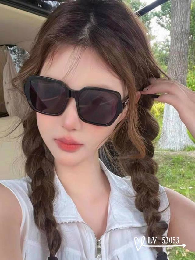Louis Vuitton-Lv . Polaroid Resin Lens . Tr Frame Is Light And Comfortable To We