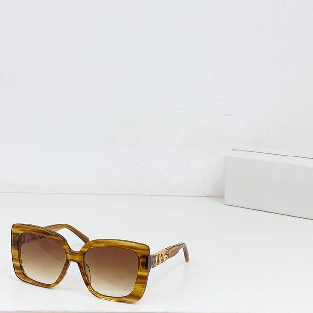 michael Korsmodel Mk 2213Size 57 Ports 18-143