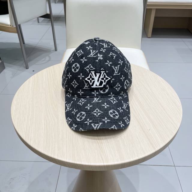 lv New Embossed Old Flower Baseball Cap Hot Sale Baseball Cap For Men And Wom
