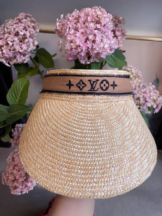 Custom-Made Model, No Refund Or Exchange New Arrival Lv Counter Same Style Straw