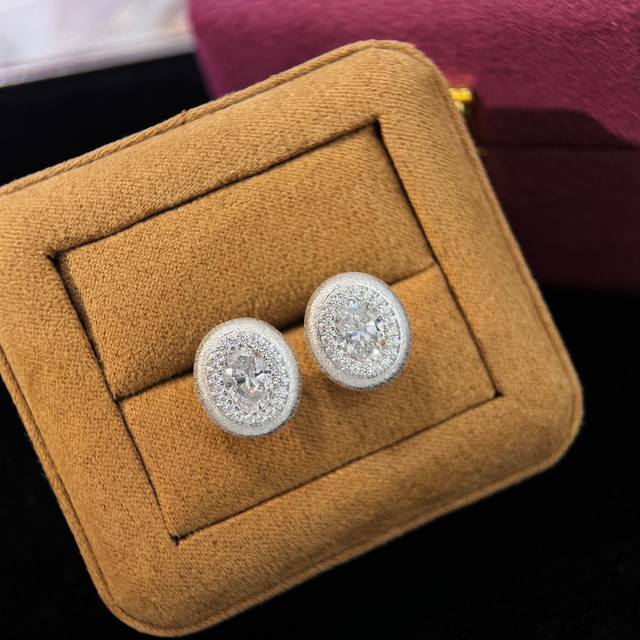 a4692 Simulated Diamond Three-Carat Pigeon Egg Diamond Brushed Earrings. Arti