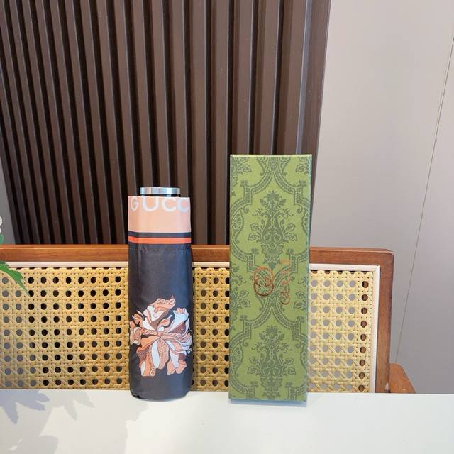 gucci Gucci's New 50% Off Hand-Opening Folding Umbrella Uses Taiwan Imported