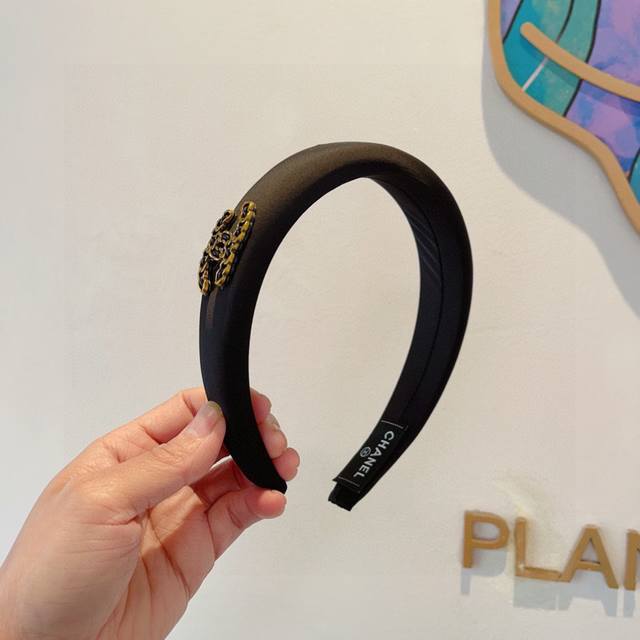With Packaging Chanel Chanel's Latest Small Headband, A New Product That Shows Y