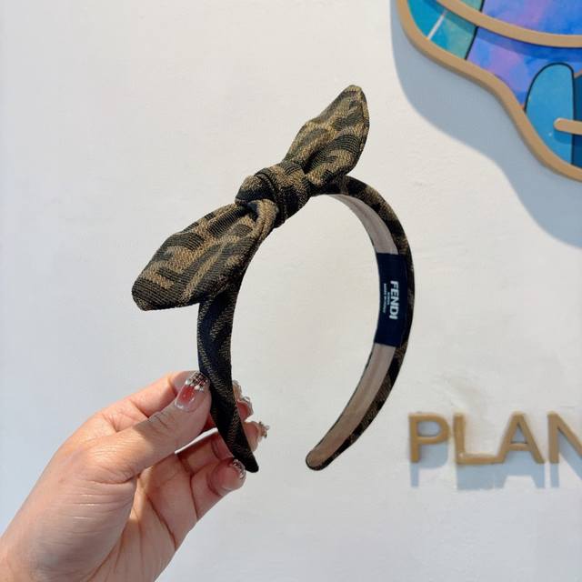 With Packaging Fendi Fendi's Hot New Angled Headband Retro Headband Simple And V