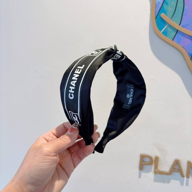 With Packaging Chanel Chanel's Latest Small Headband, A New Product That Shows Y