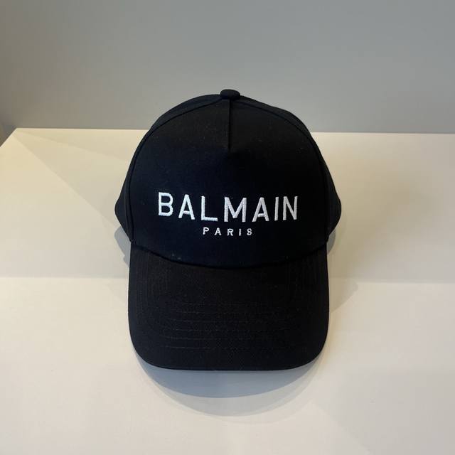 New Baseball Cap From The Official Website Of The Trendy Brand. The Original Qua