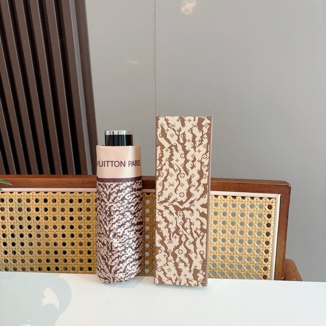 louis Vuitton Louis Vuitton 50% Fold Umbrella Is A Hot-Selling Model With An