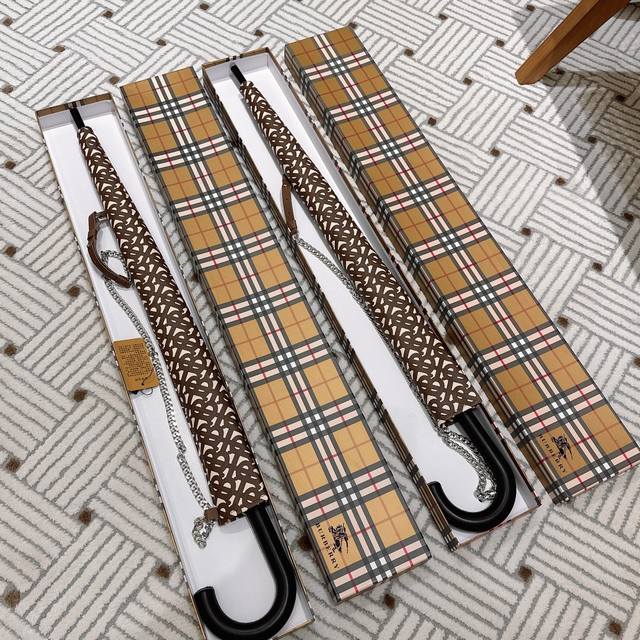 High-Version Leather Case And Chain Bag Are Coming. Burberry's Latest Long Umbre