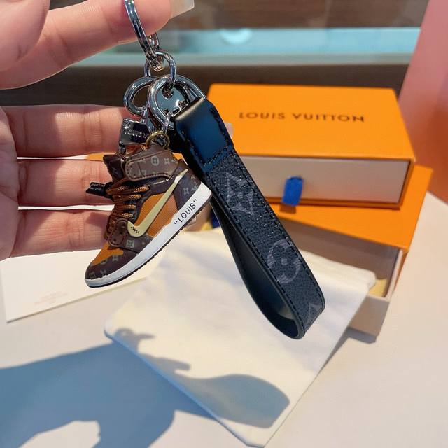 lv Classic Old Flower Chess Keychain Keychain Joint Nike Mini Shoe Pendant Fa