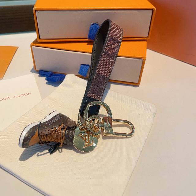 lv Classic Old Flower Chess Keychain Keychain Joint Nike Mini Shoe Pendant Fa