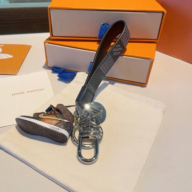 lv Classic Old Flower Chess Keychain Keychain Joint Nike Mini Shoe Pendant Fa