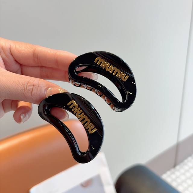 With Packaging Single Miumiu Miu Miu New Handmade Crescent-Shaped Clip High-Grad