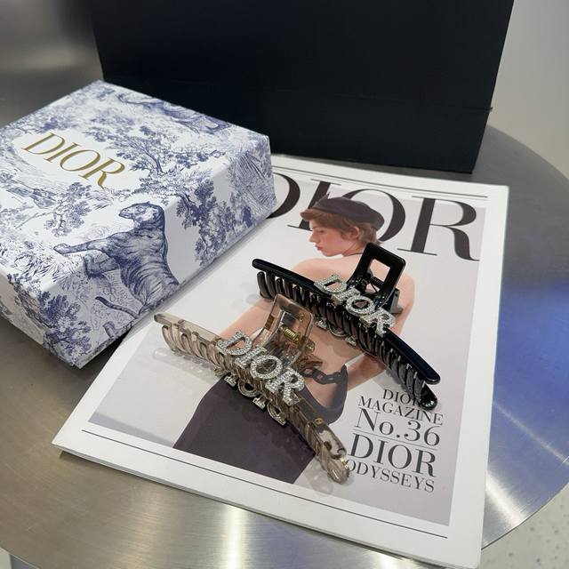 With Packaging Box Dior Dior's New D-Claw Clip Is Fashionable And Versatile, Sim