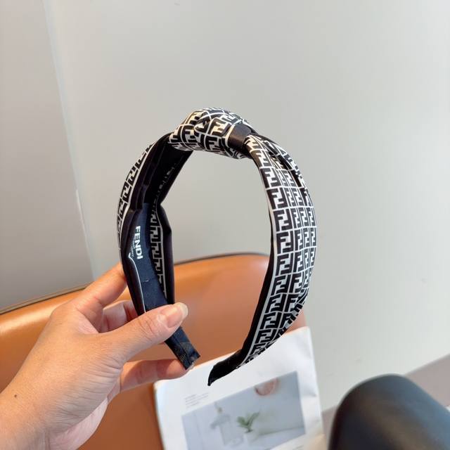 With Packaging Fendi Fendi's New Exquisite Double F Letter Headband Retro Intern