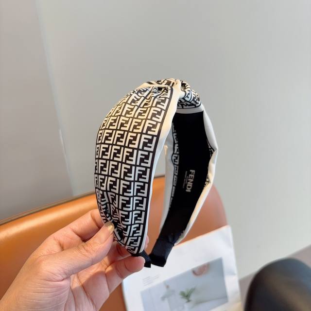 With Packaging Fendi Fendi's New Exquisite Double F Letter Headband Retro Intern
