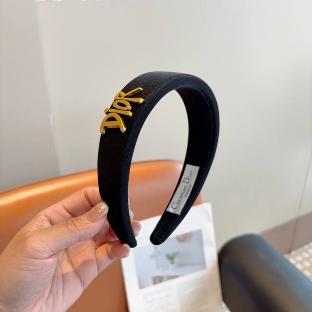 With Packaging Dior's New Wide-Brimmed High-End Brand Headband, The New Anti-Sli