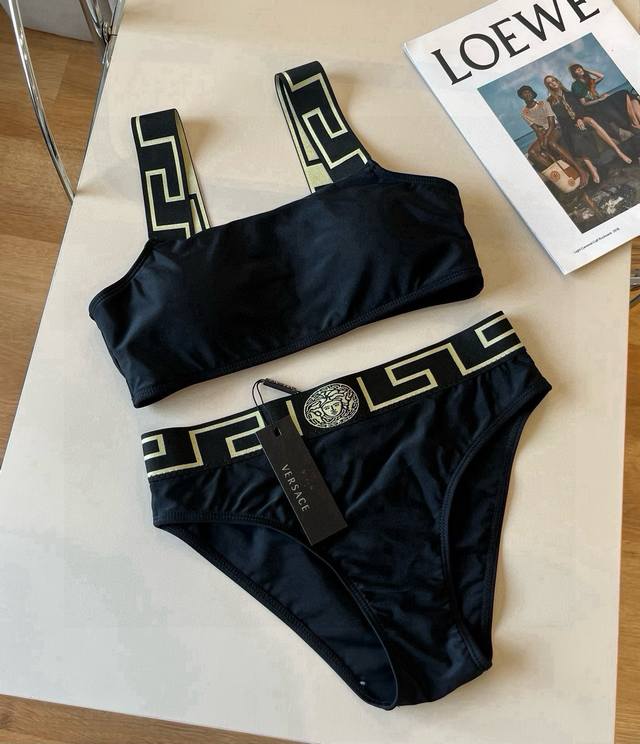 Versace's New Two-Piece Swimsuit Is Suitable For A Variety Of Scenarios. It Can