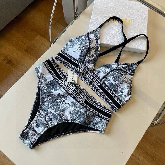 dior Dior's New Two-Piece Swimsuit Is Suitable For A Variety Of Scenarios. It