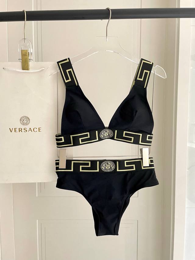 Versace's New Bikini Is Suitable For A Variety Of Scenarios. It Can Be Worn As A