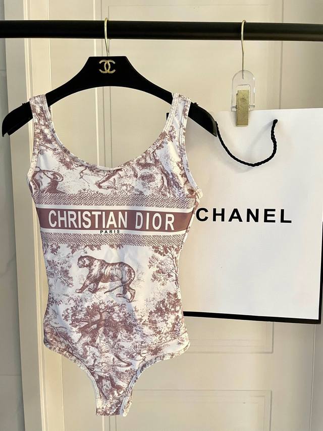 dior's New Swimsuit Is Suitable For A Variety Of Scenarios. It Can Be Worn As