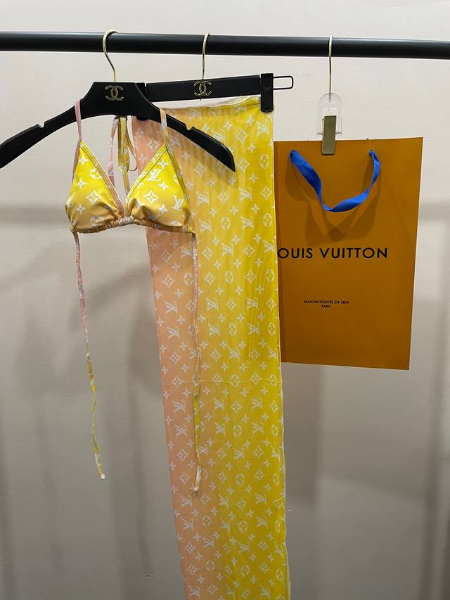 lv Swimsuit Is Simple And Elegant. It Is Suitable For A Variety Of Scenes. It