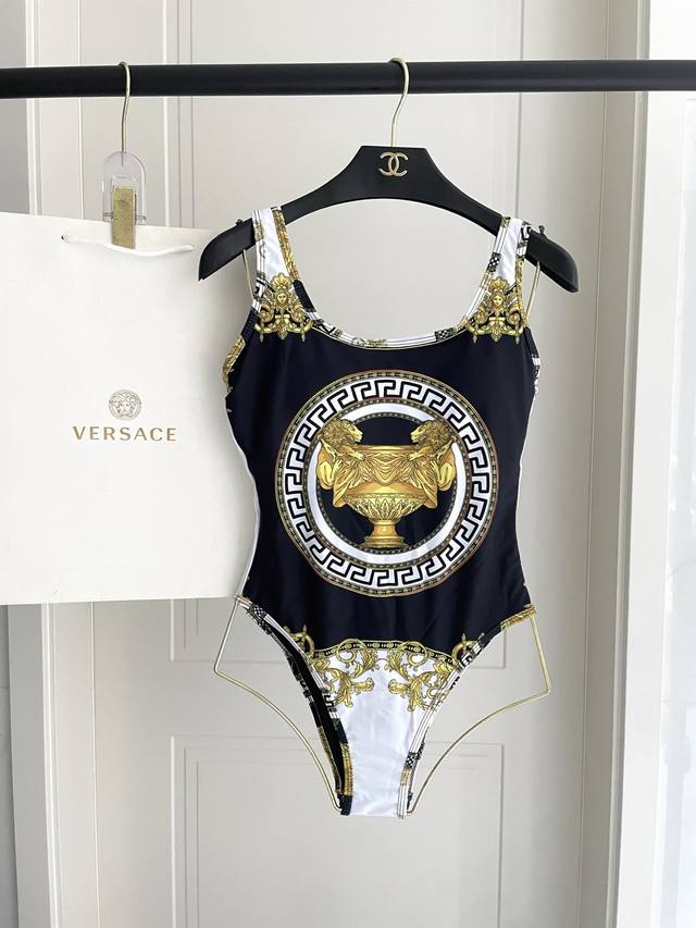 Versace's New One-Piece Swimsuit Is Suitable For A Variety Of Scenarios. It Can
