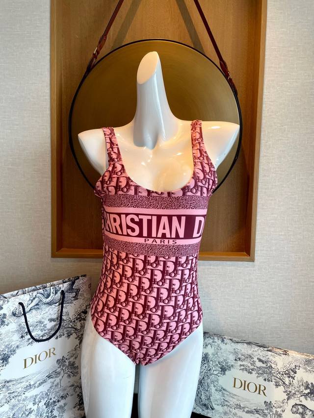 dior's New One-Piece Swimsuit Is Suitable For A Variety Of Scenarios. It Can