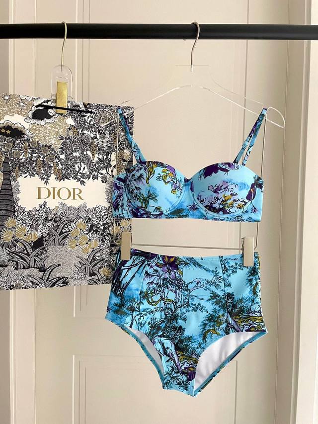Dior Two-Piece Swimsuit Suitable For A Variety Of Scenarios. It Can Be Worn As A