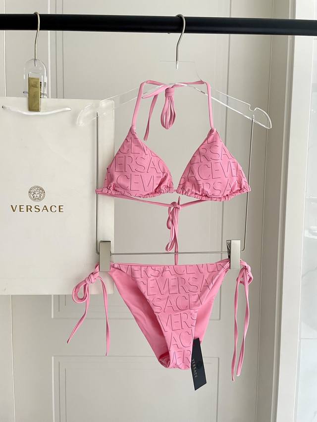 Versace's New Two-Piece Swimsuit Is Suitable For A Variety Of Scenarios. It Can