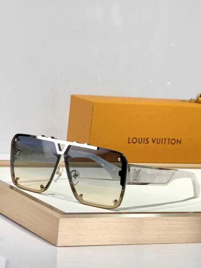 louis Vuitto* Mod Z2615U Size: 70 Ports 12 145