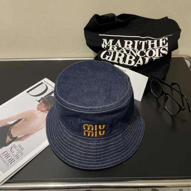 miu New Embroidered Baseball Cap 3D Embroidered Logo With Curvature. This Eff