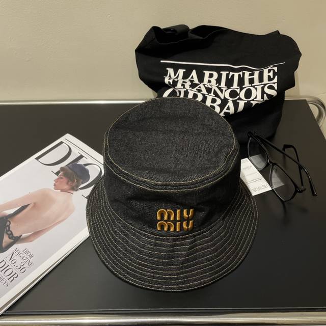 miu New Embroidered Baseball Cap 3D Embroidered Logo With Curvature. This Eff